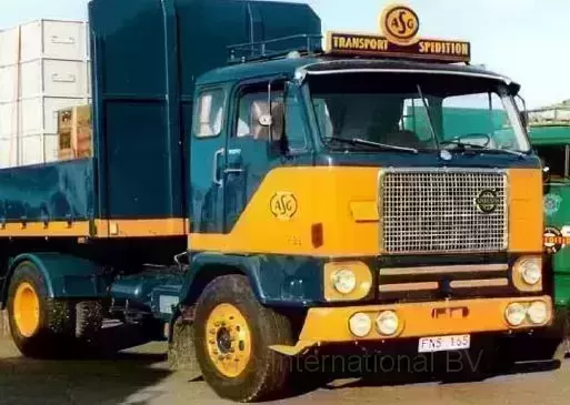 Volvo F88 ASG 1971 Donkerblauw/Geel - 1:18